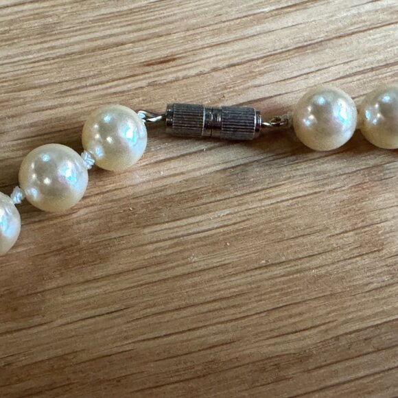 String of Faux Pearls Costume Necklace, Princess Length, Barrel Clasp, Vintage - Picture 8 of 14